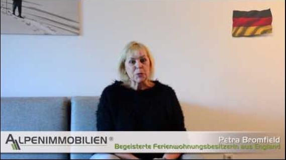 Eine begeisterte Petra Bromfield schwärmt von ihrer Ferienimmobilie in Kaprun
