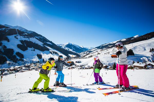 familie in saalbach
